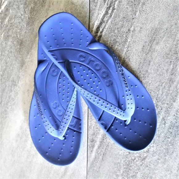 crocs blue flip flops